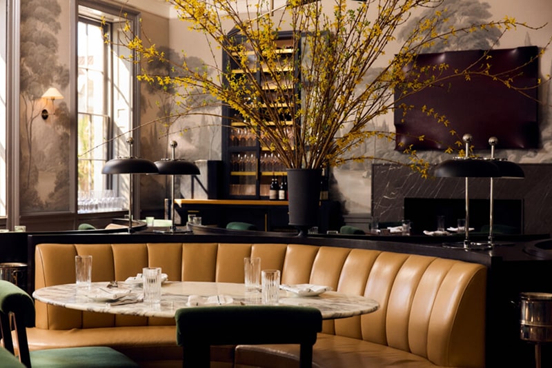 this image depicts an indoor restaurant