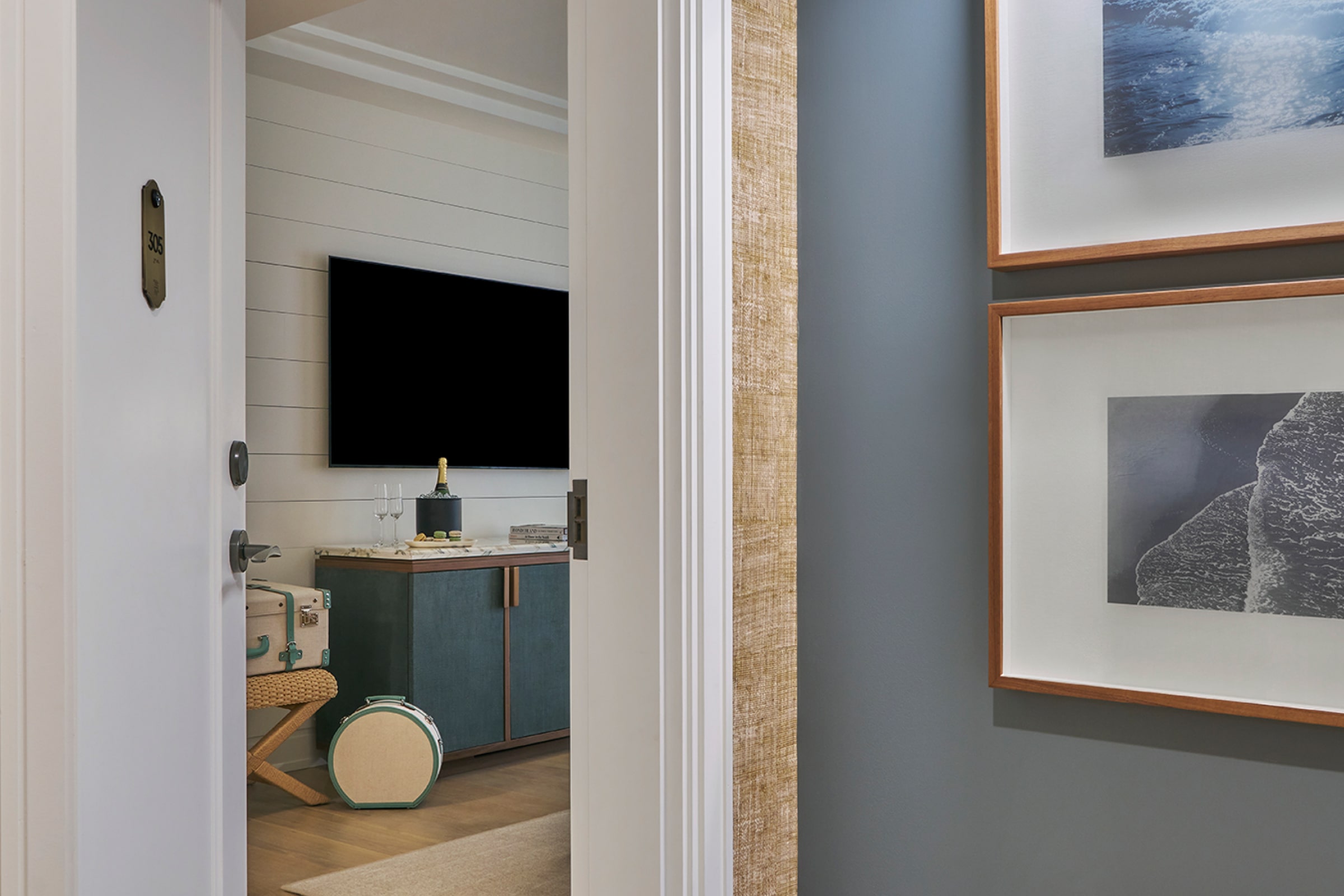 this image depicts a hotel room with a TV